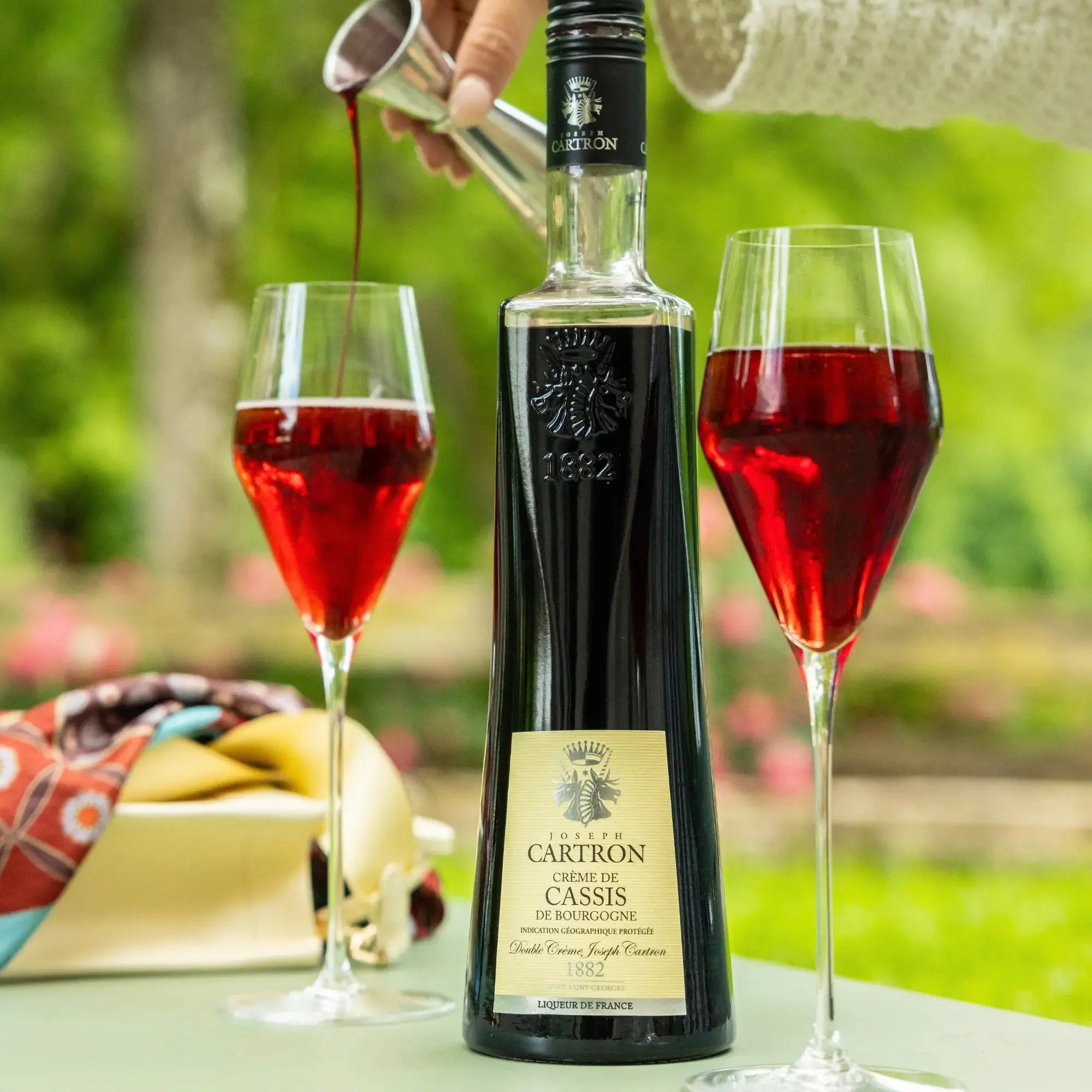Cartron Crème de Cassis de Bourgogne (Blackcurrant) Liqueur 700 ml - Image 2